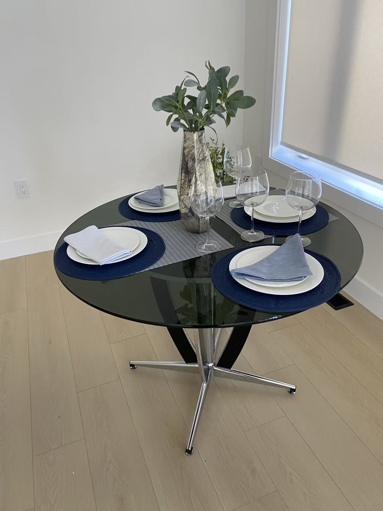 Round Glass Dining Table Rental – 115 cm Diameter