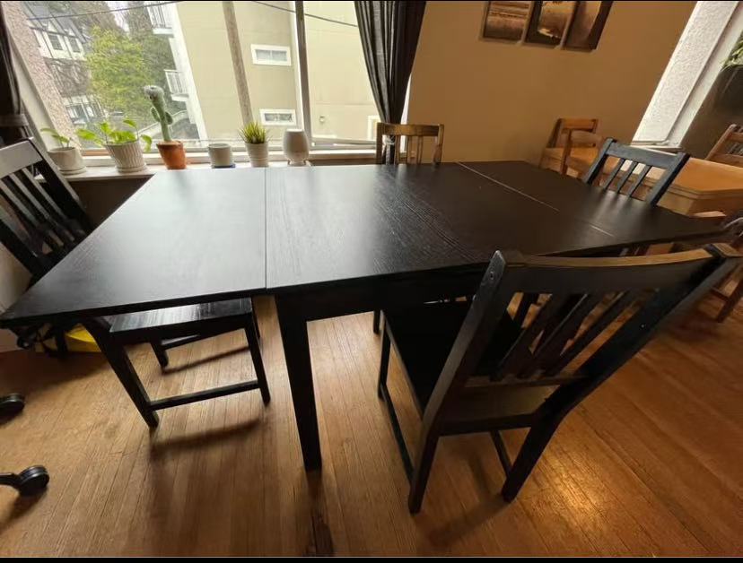 Standard Height Extendable Dining Table and 4 Chairs Set