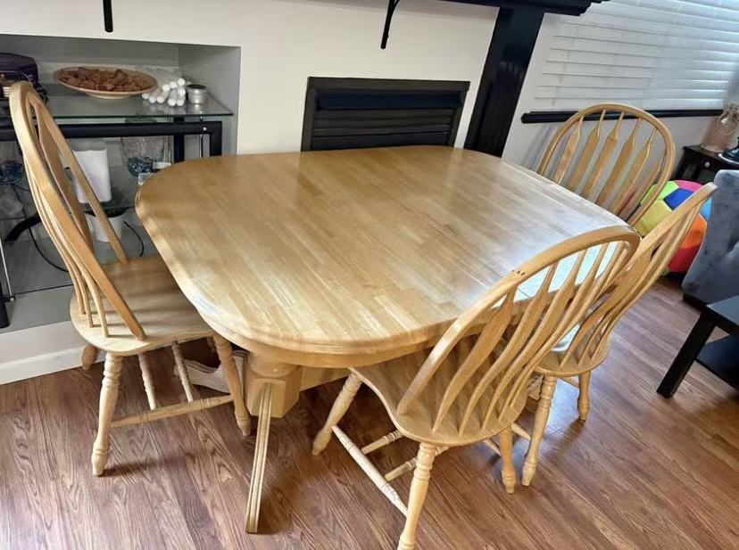 Standard Height Extendable Dining Table and 4 Chairs Set