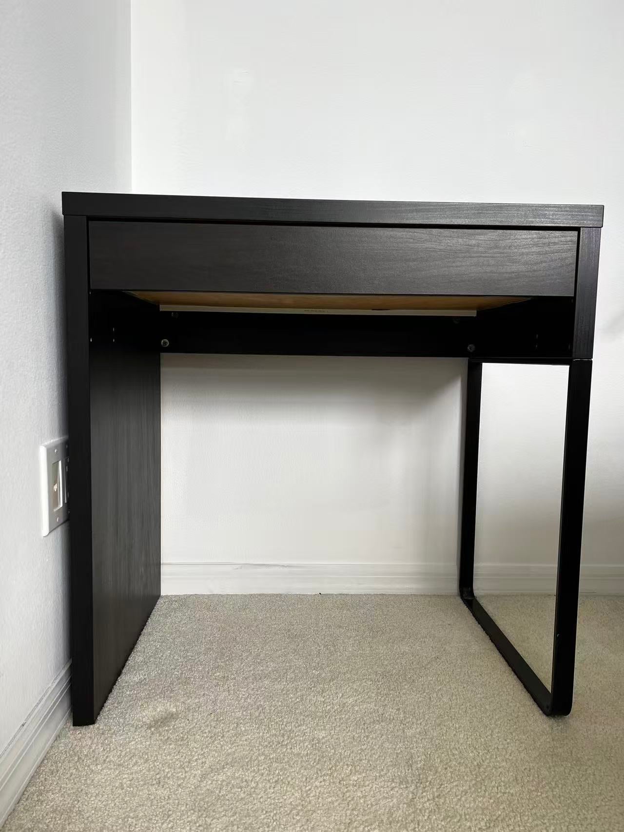 MICKE Black Desk