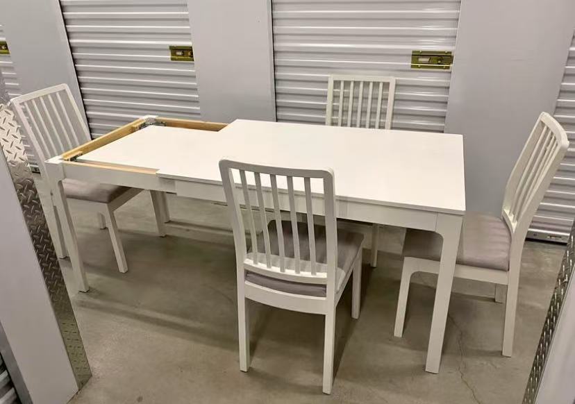 Standard Height Extendable Dining Table and 4 Chairs Set